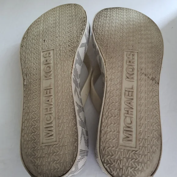 MK Slippers - Picture 4 of 5